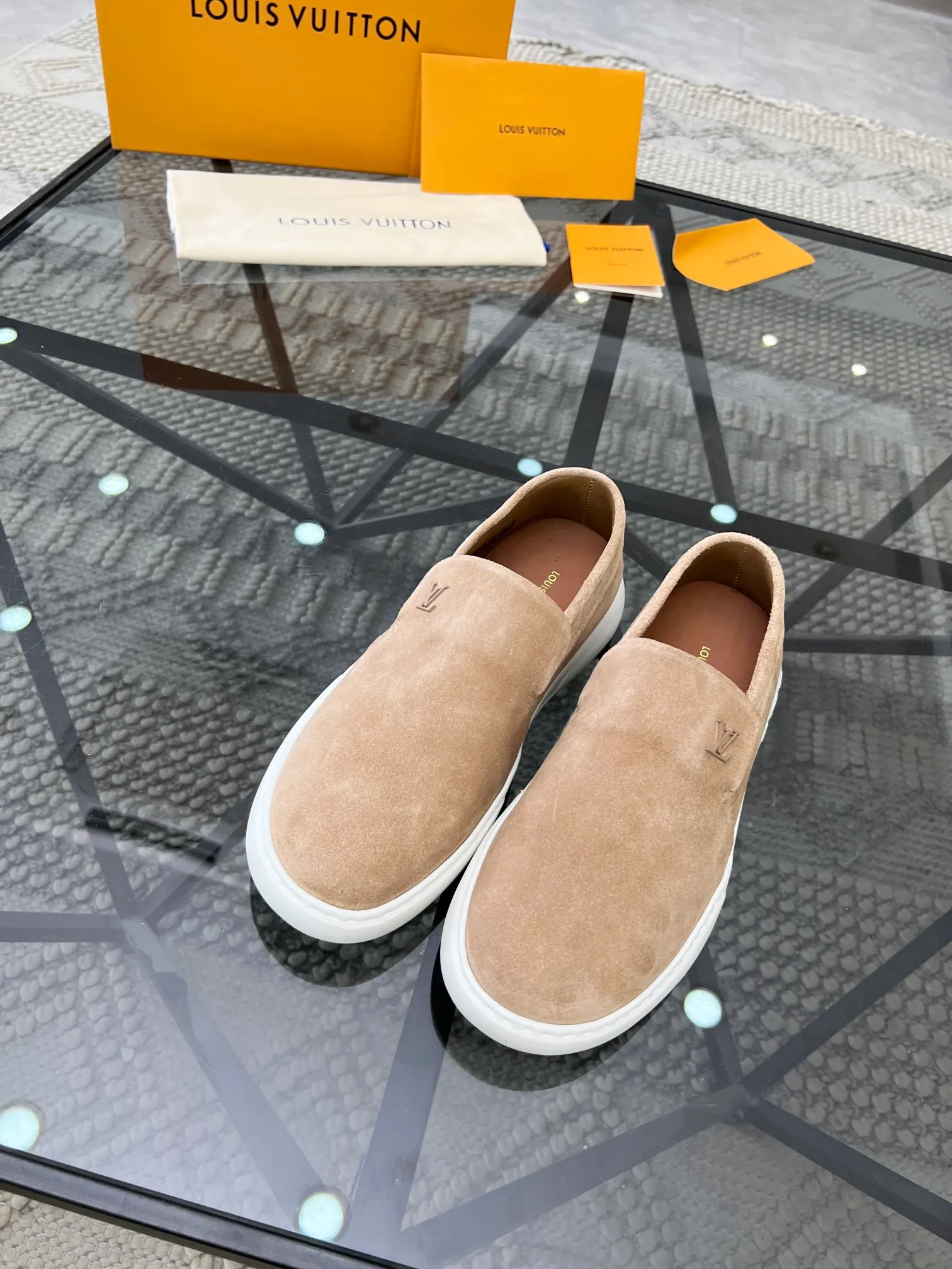 Factory price: 520💰 LV🔍Top purchasing agent🇮🇹 Road The most popular sneakers are available at the same time in the super popular sports shoe counters. The uppers are made of Italian original imported cowhide fabric. The classic and generous layout is a must-have for fashionistas. The complex craftsmanship is perfectly reproduced. The imported soft water-dyed cowhide lining is padded. The soles are: original soles specially provided by the factory. The exclusive foamed molded soles are super comfortable. The original factory follows the order. 🔍🔍High quality. You can go in and out of the counter at will. Welcome to compare. Size 39-45 (38 can be ordered)